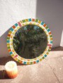 Espejos circulares en mosaico veneciano y delicados apliques en cerámicos y piezas de vitrofusión